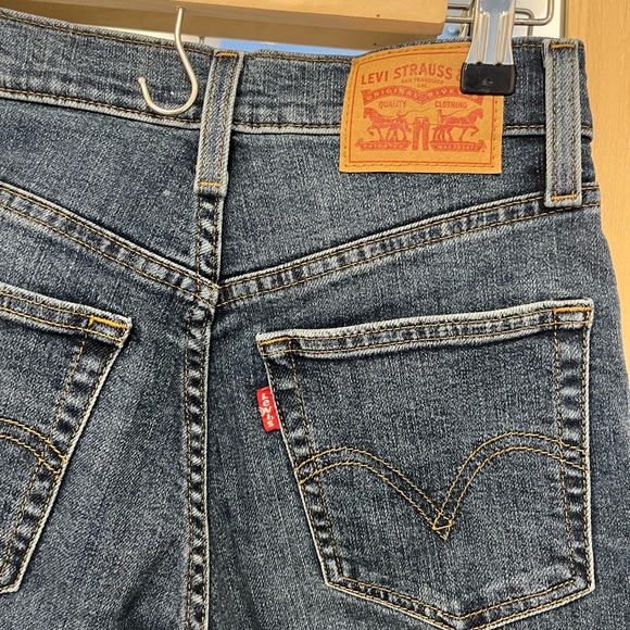 Levi’s High Waisted Mom Jeans - Picture 4 of 4